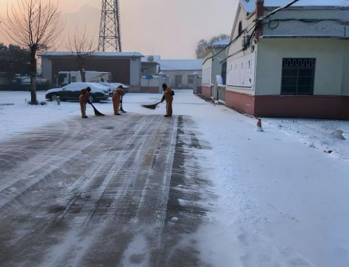 高鵬機(jī)械積極開展掃雪除冰活動(dòng)